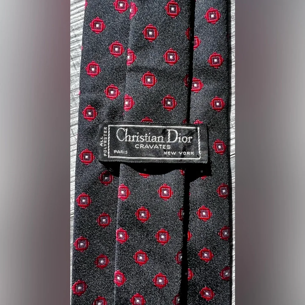 Dior Black and Red Silk Tie with Classic Pattern